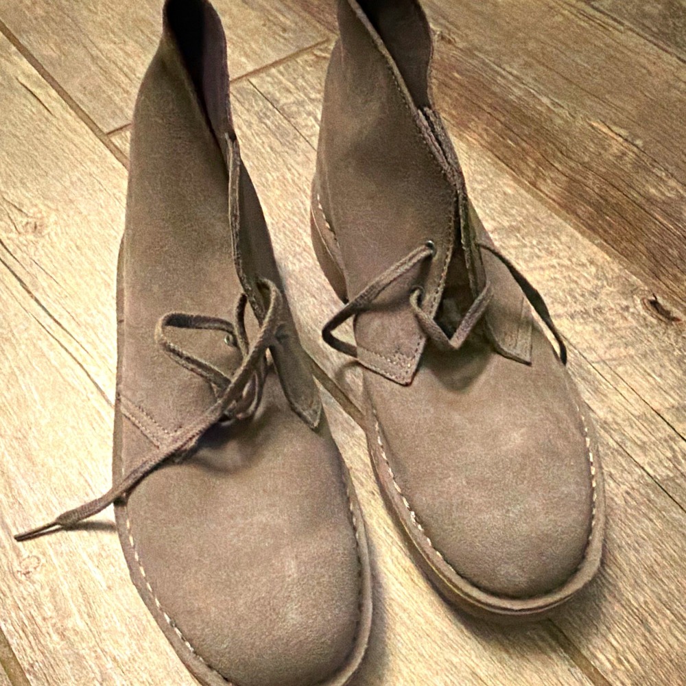 Clarks Men's 9.5 Gray Suede Desert Chukka Boots Lace Up Crepe Style Sole